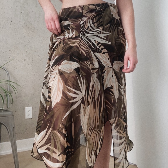 Dynamite Dresses & Skirts - SOLD ON DEPOP🌻5/$15 bundle🌻Flouncy sheer floral skirt